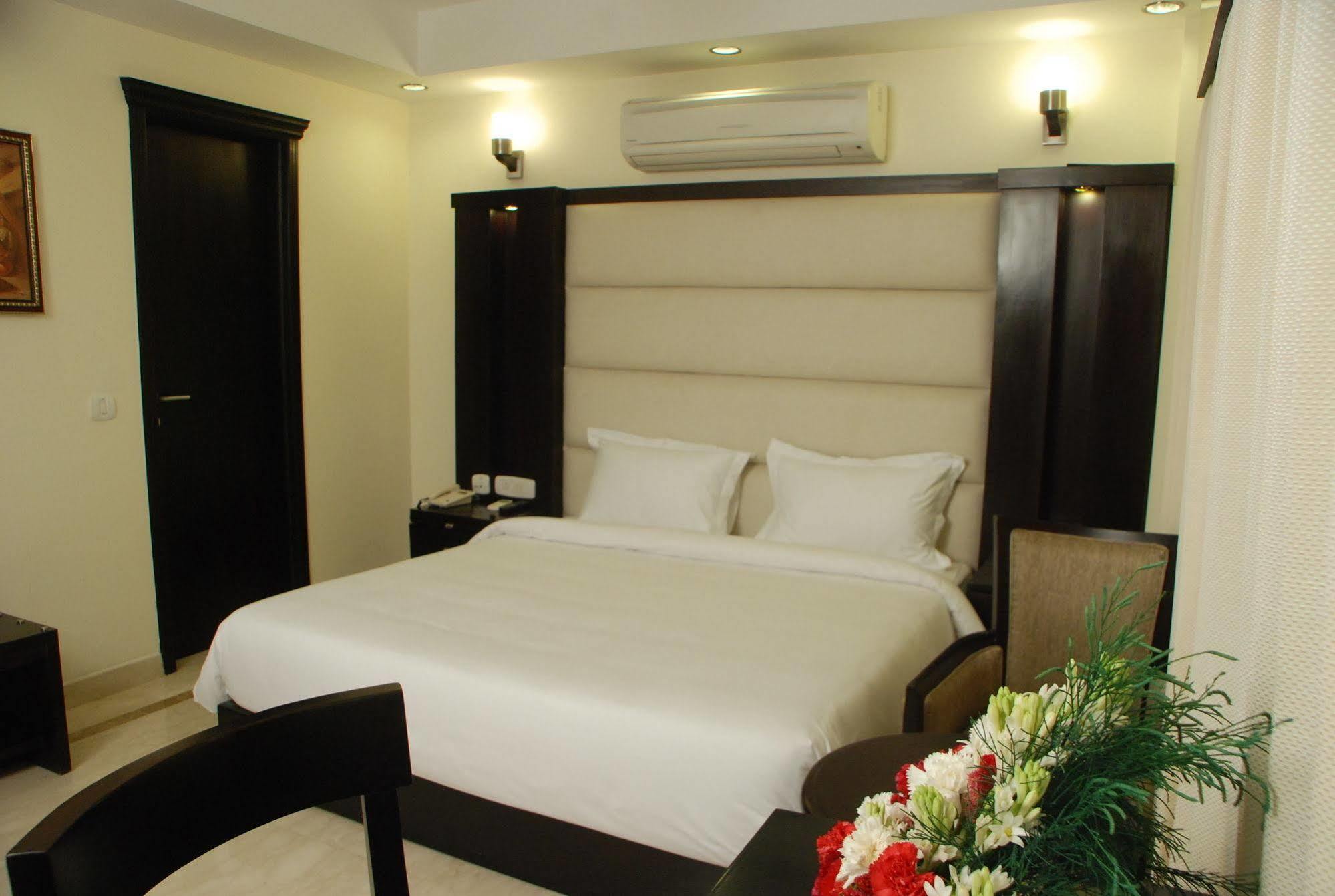 Hotel Meridian Plaza New Delhi Ngoại thất bức ảnh